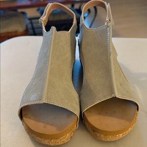 Amazon.com Egmy
Beige Open-Toe Sandals